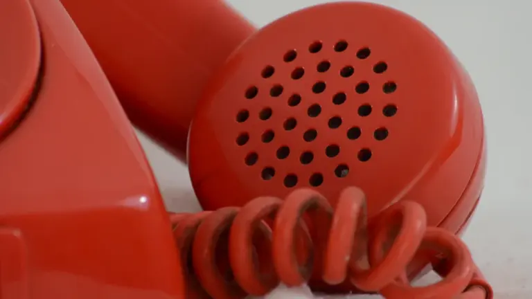 Alert RCB w telefonie: jak sprawdzić SMS i ograniczyć ryzyko