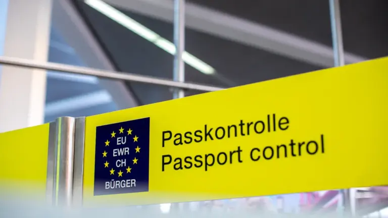 Znak kontroli paszportowej na lotnisku w Unii Europejskiej z napisem w kilku językach