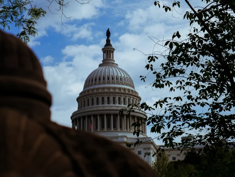 Izba USA 2026: próg 218 mandatów i stawka dla Ukrainy