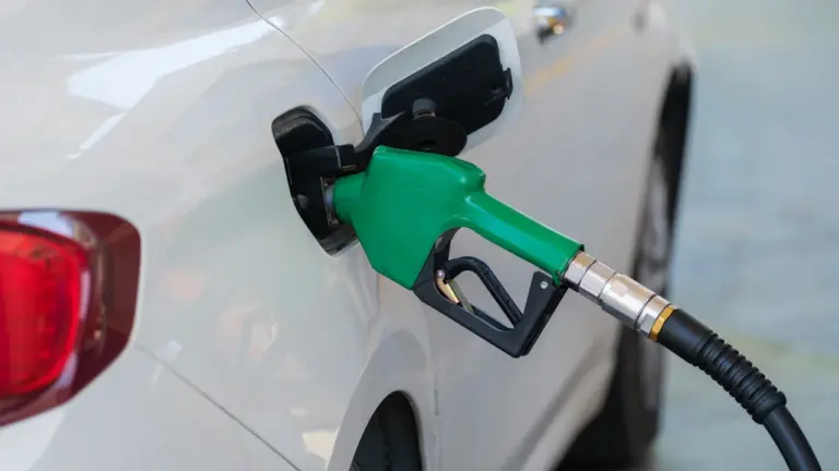 Koszt 500 km autem w długi weekend: benzyna, diesel czy LPG