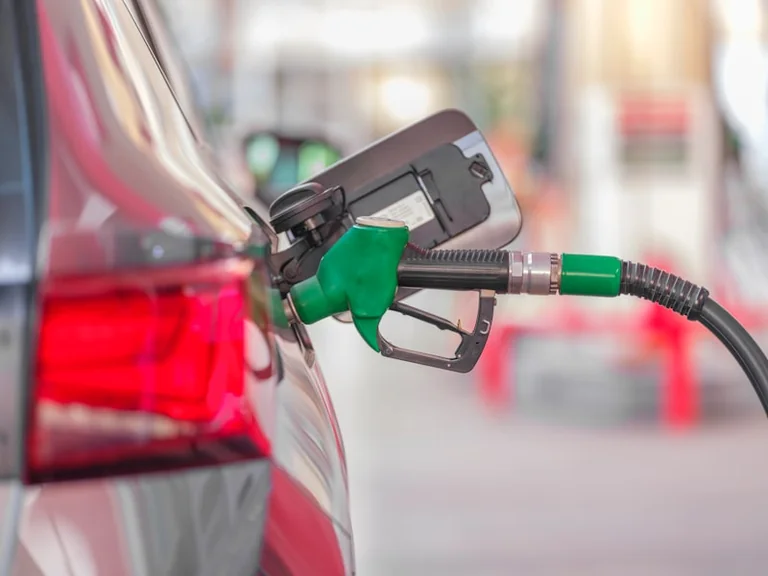 Koszt 500 km autem w długi weekend: benzyna, diesel czy LPG