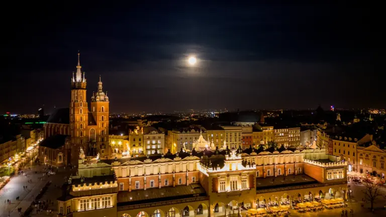 Kraków 15 sierpnia wieczorem: dwie trasy i bezpieczny powrót