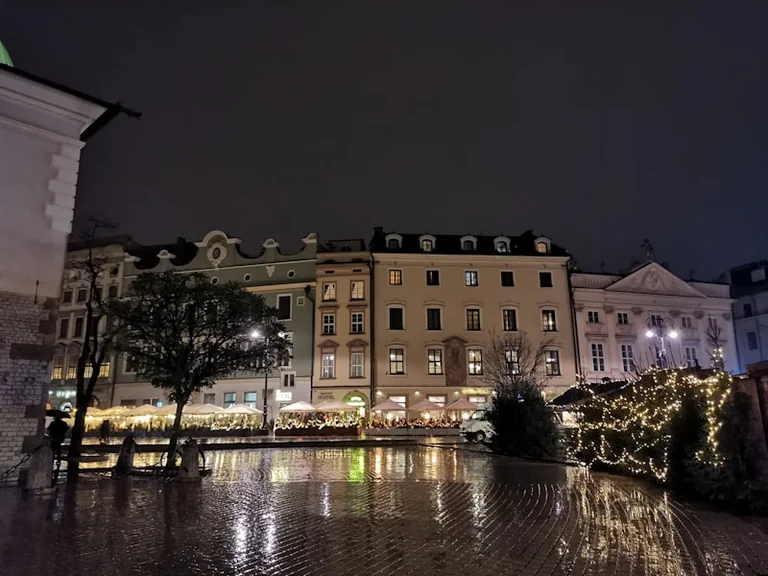 Kraków 15 sierpnia wieczorem: dwie trasy i bezpieczny powrót