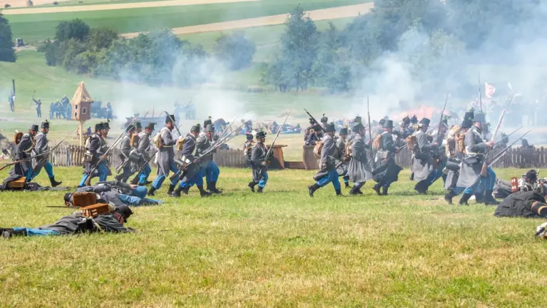 Rekonstrukcja historycznej bitwy przedstawiająca żołnierzy w dymie na otwartym polu w Czechach