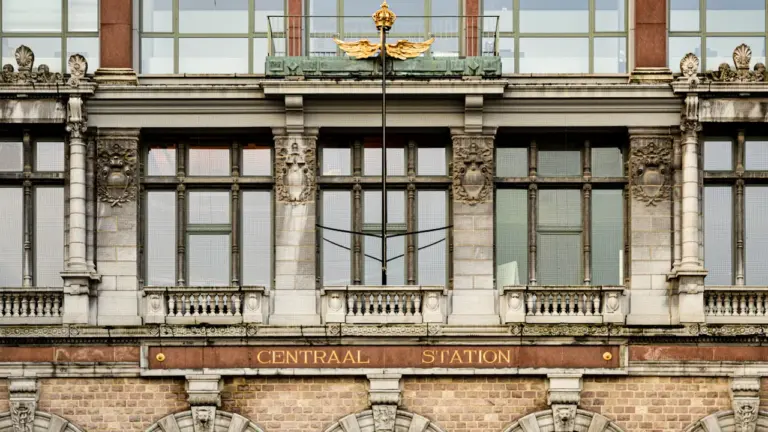 Klasyczny budynek użyteczności publicznej z elementami architektury, która kojarzy się z instytucjami finansowymi.
