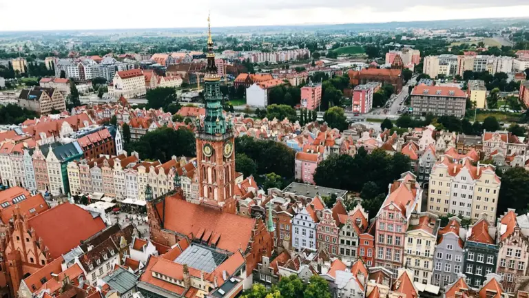 Widok z góry na historyczną zabudowę polskiego miasta z licznymi czerwonymi dachami