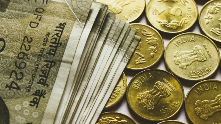 Zbliżenie na monety i banknoty symbolizujące finanse, budżet oraz planowanie wydatków w Polsce.
