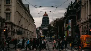 Ruchliwa ulica miejska w Europie z przechodniami i zabytkową architekturą w tle