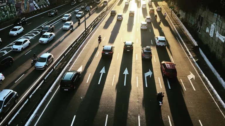 Jak policzyć koszt dojazdu autem i porównać go z biletem
