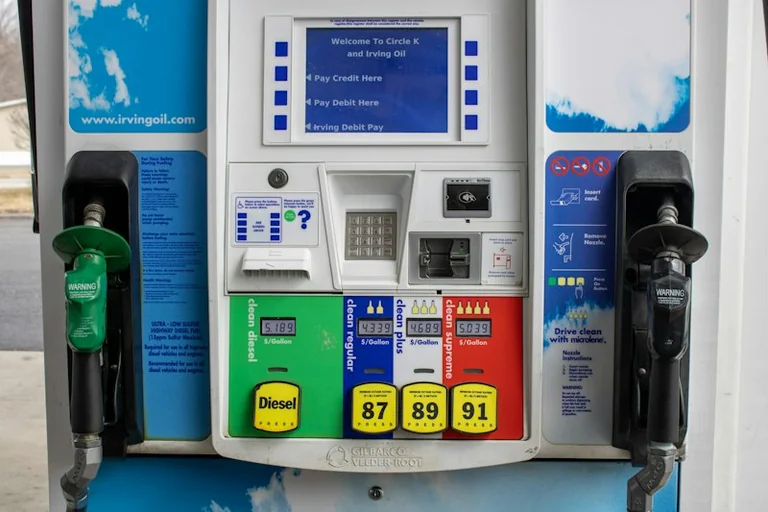 Koszt 100 km: jak porównać benzynę, diesel, LPG i prąd
